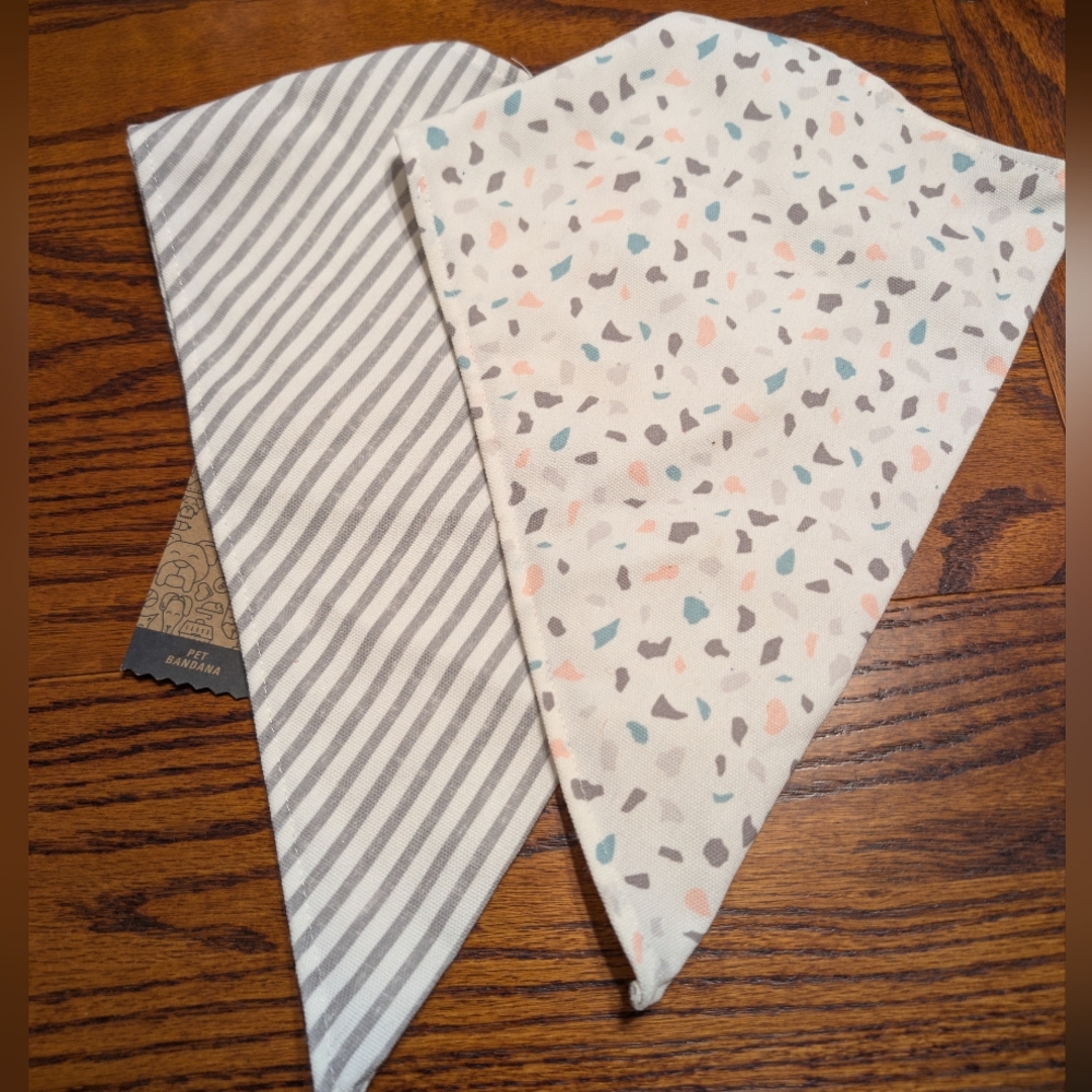 NWT (2) PAWS & TAIL M/L  STRIPE AND FLECK PET BANDANAS NICE CONDITION